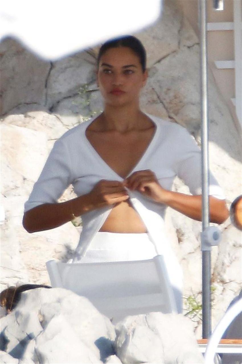 Shanina Shaik üstünü değiştirdi!