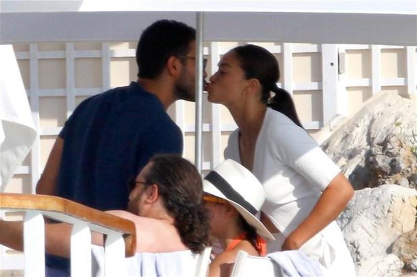 Shanina Shaik üstünü değiştirdi!