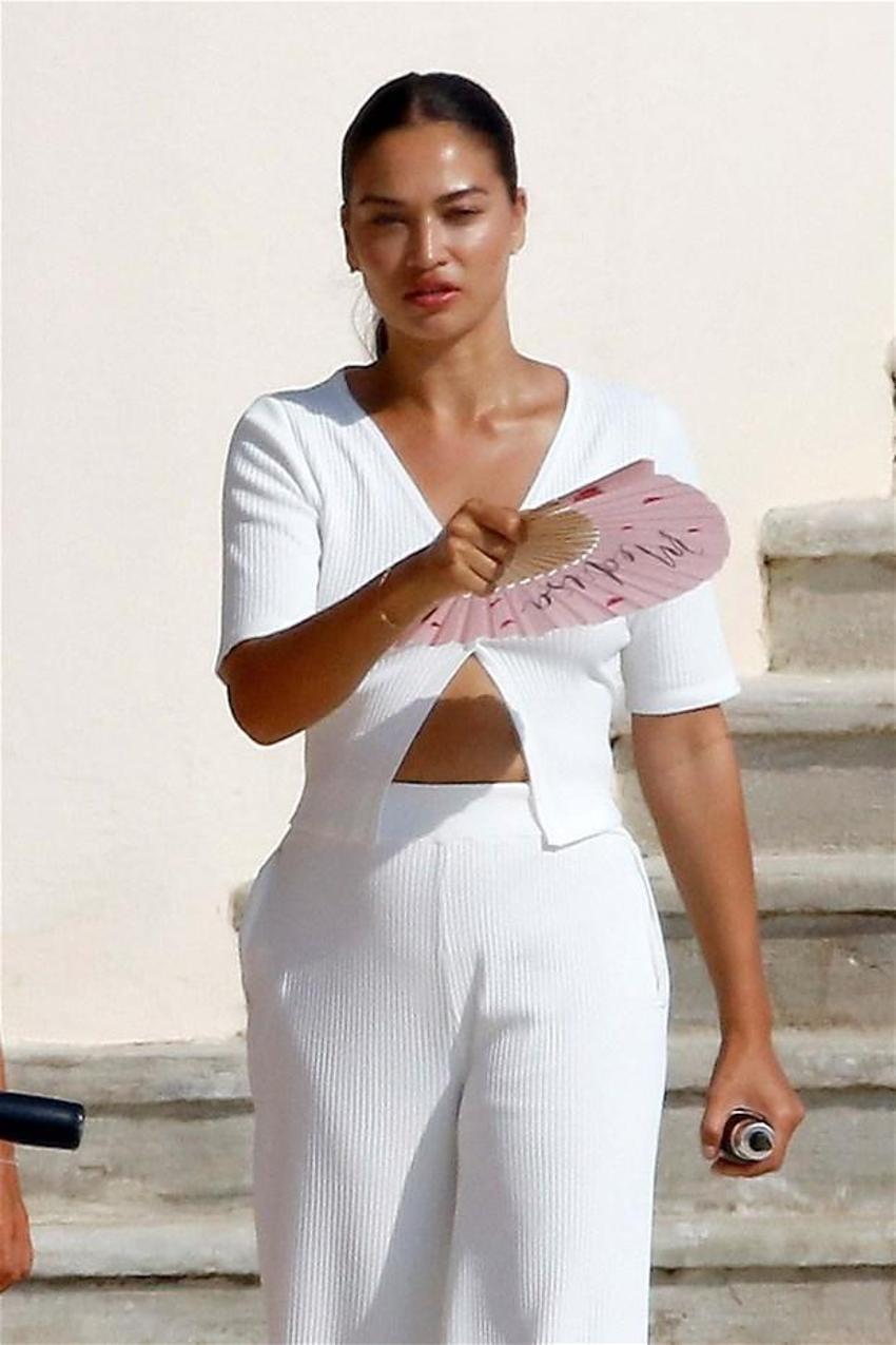 Shanina Shaik üstünü değiştirdi!