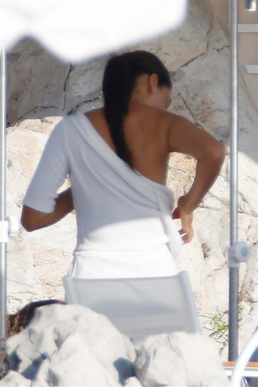 Shanina Shaik üstünü değiştirdi!
