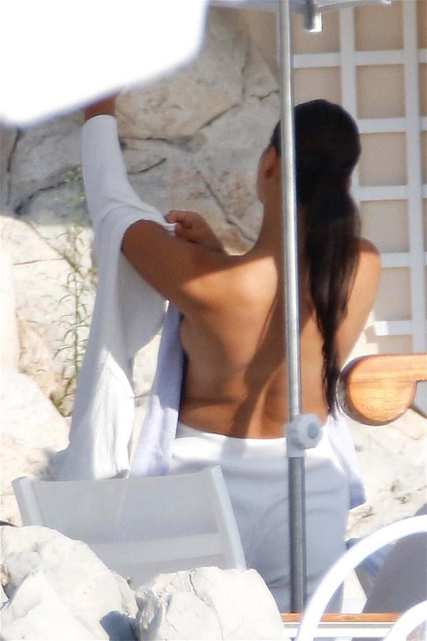 Shanina Shaik üstünü değiştirdi!
