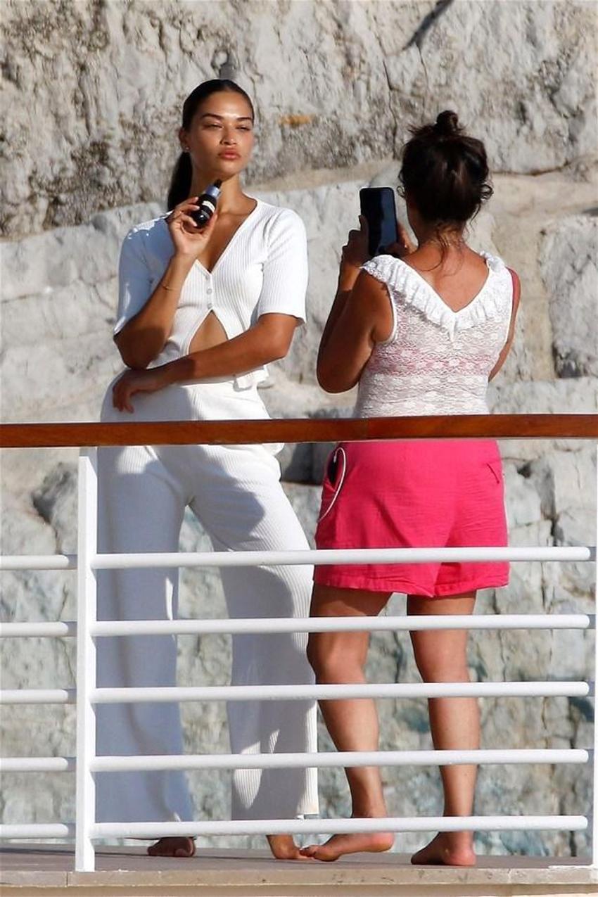 Shanina Shaik üstünü değiştirdi!