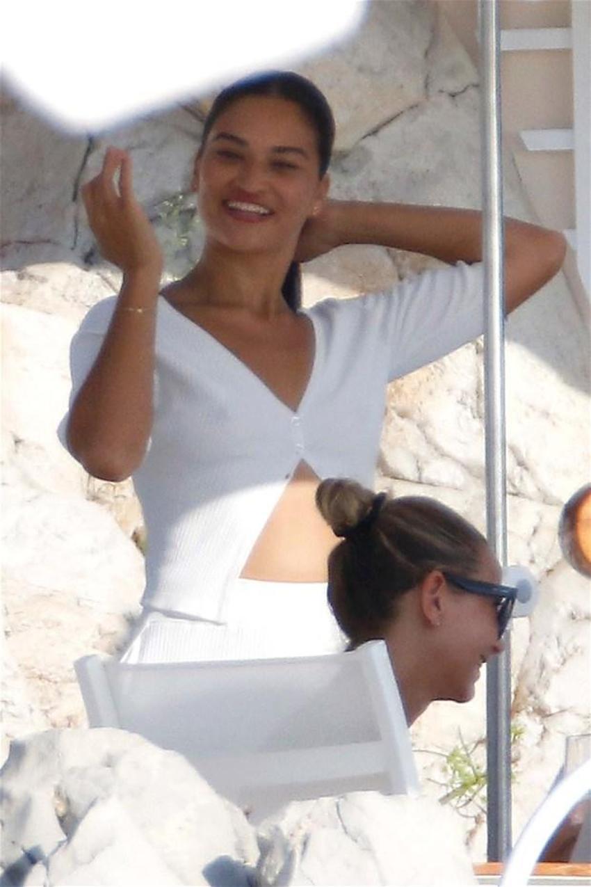 Shanina Shaik üstünü değiştirdi!