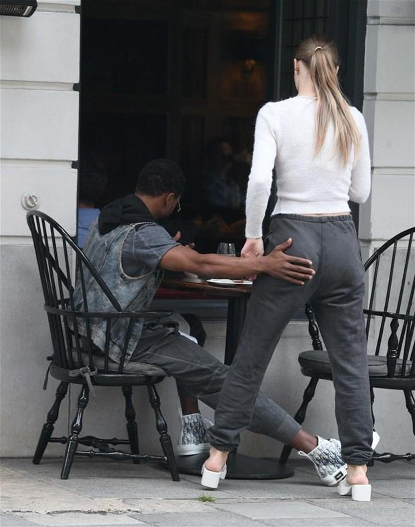 Evli futbolcu Patrice Evra ünlü modelle fena yakalandı!