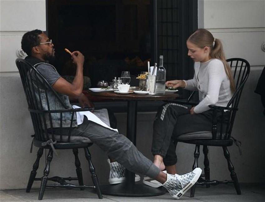 Evli futbolcu Patrice Evra ünlü modelle fena yakalandı!
