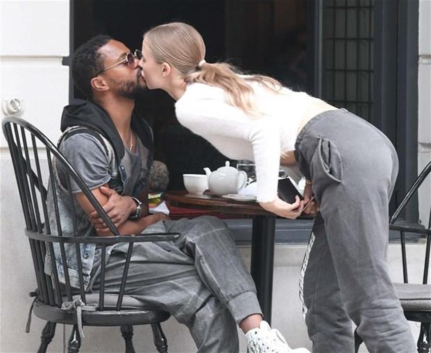 Evli futbolcu Patrice Evra ünlü modelle fena yakalandı!