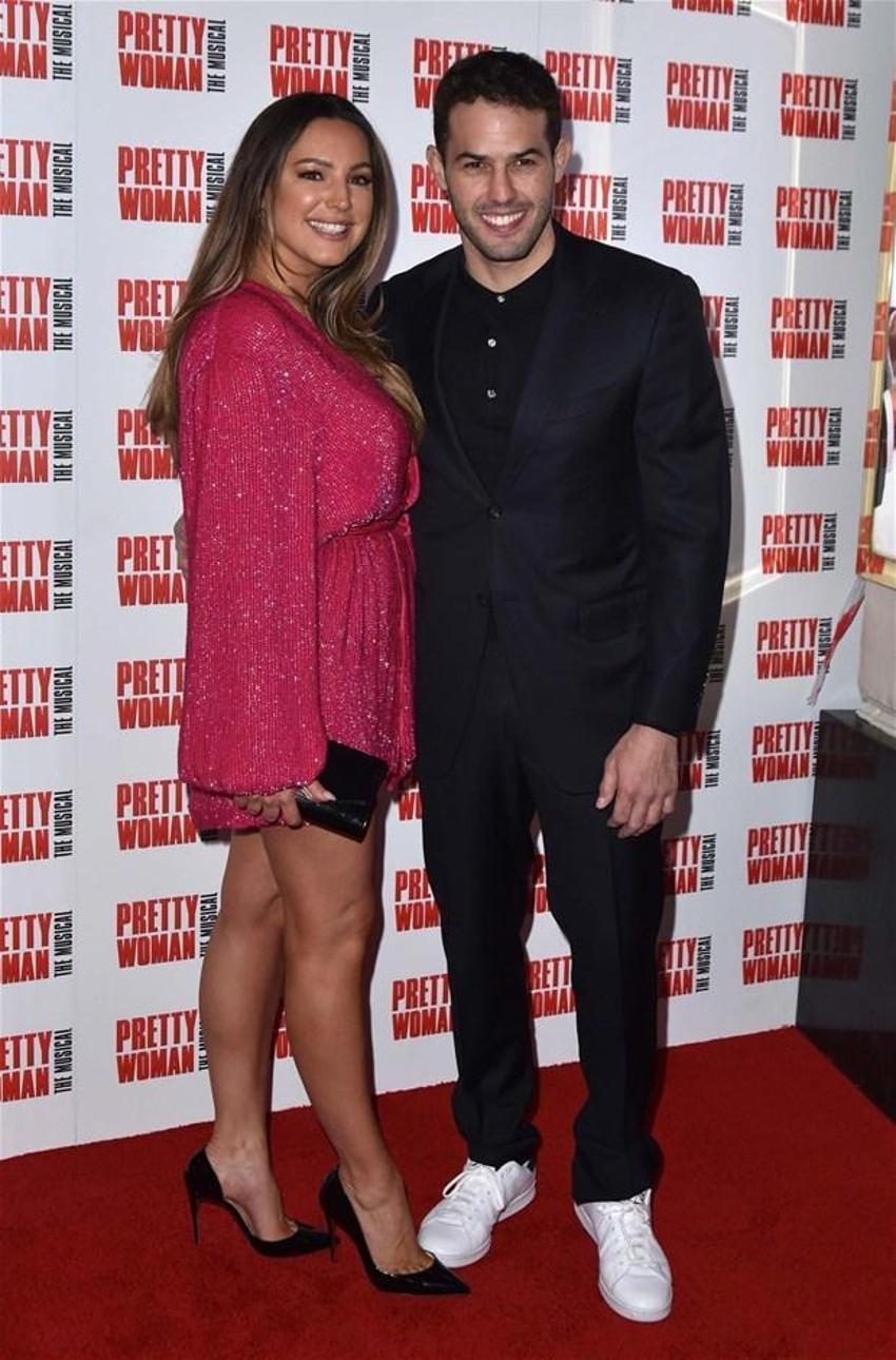 Kelly Brook her sabah defileye çıkar gibi giyiniyor