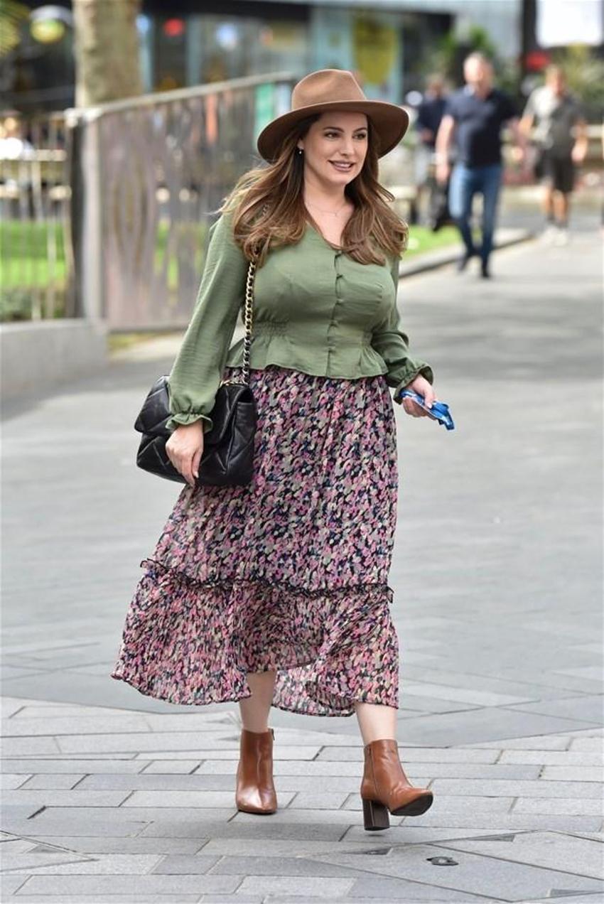 Kelly Brook her sabah defileye çıkar gibi giyiniyor