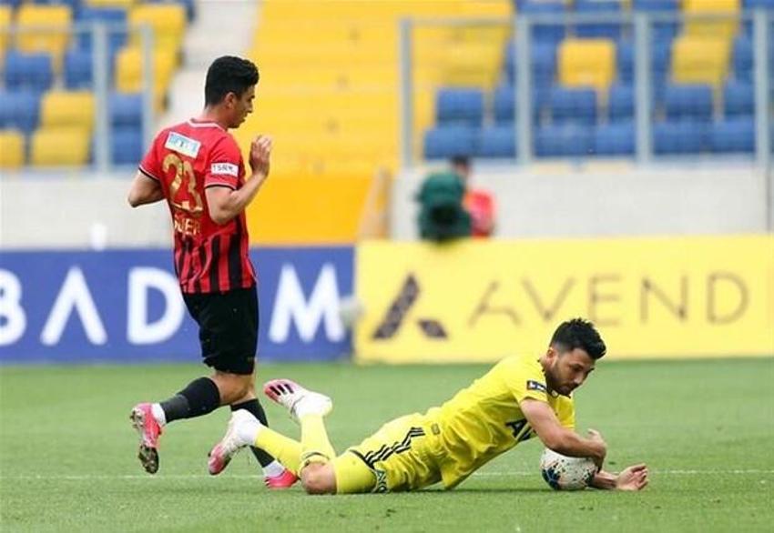 Maça damga vuran an! Jailson çıldırdı, çimleri yumrukladı