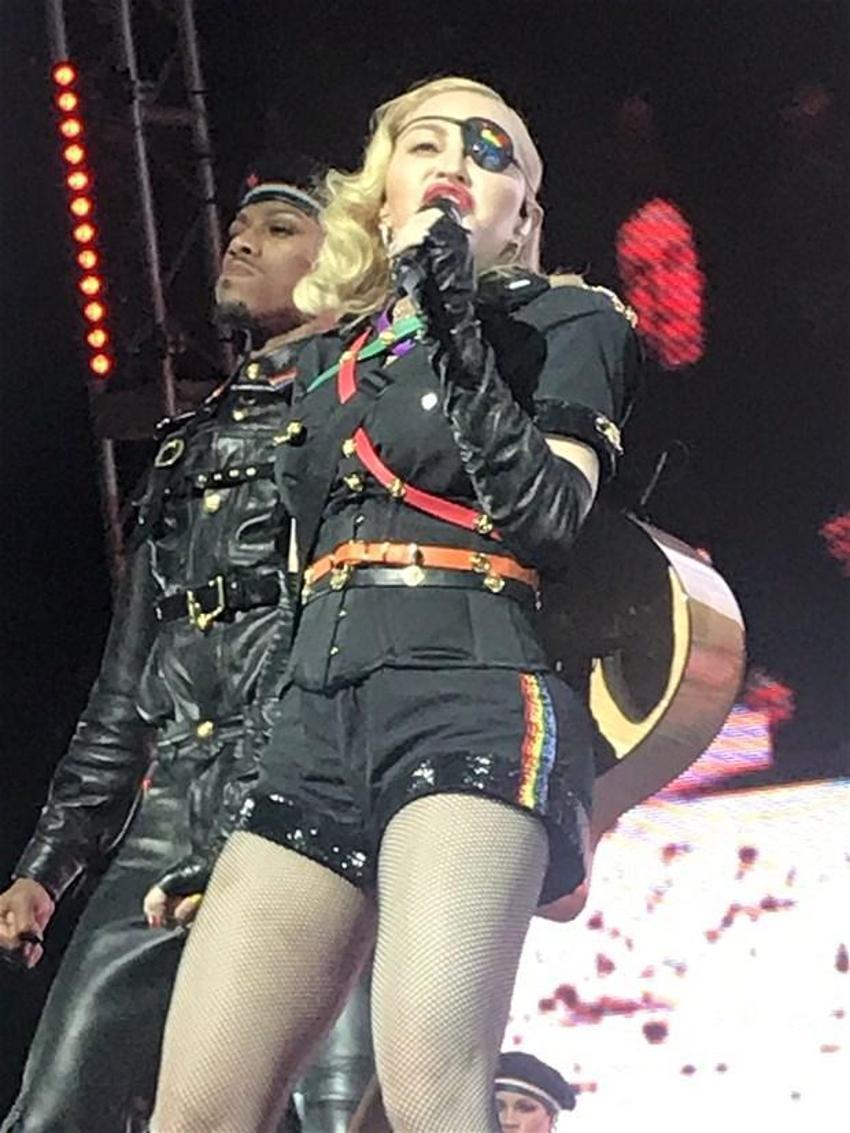 Madonna üstsüz poz verdi! Yer yerinden oynadı...