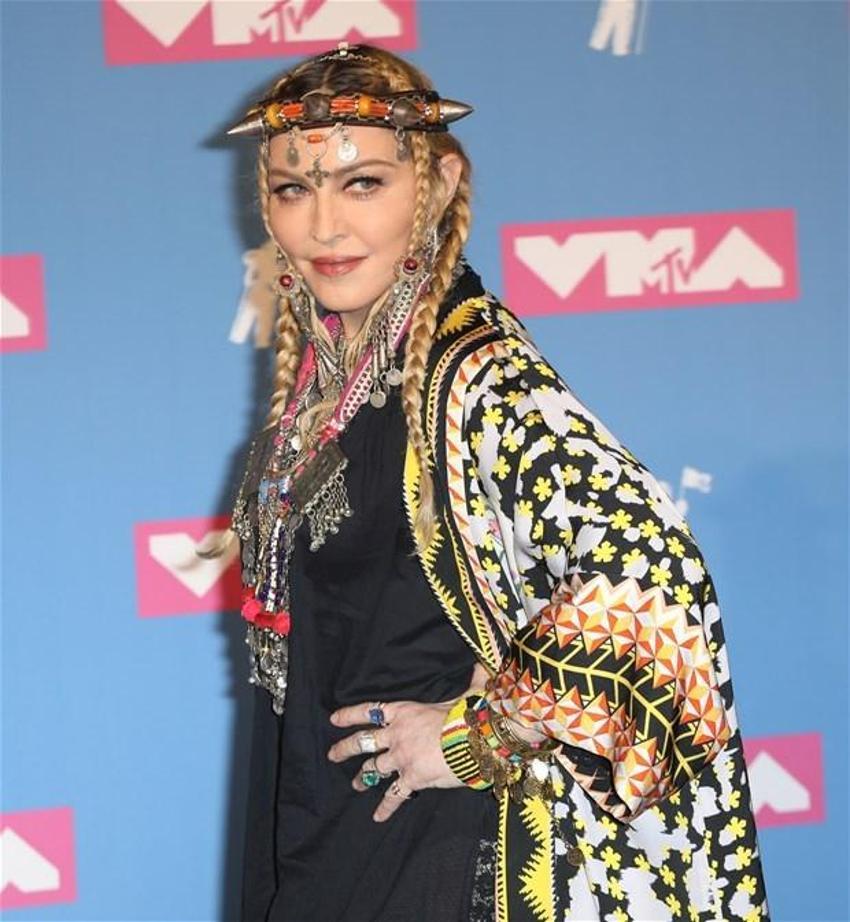 Madonna üstsüz poz verdi! Yer yerinden oynadı...