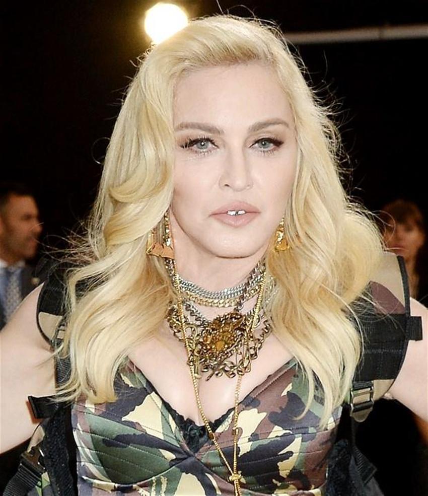 Madonna üstsüz poz verdi! Yer yerinden oynadı...