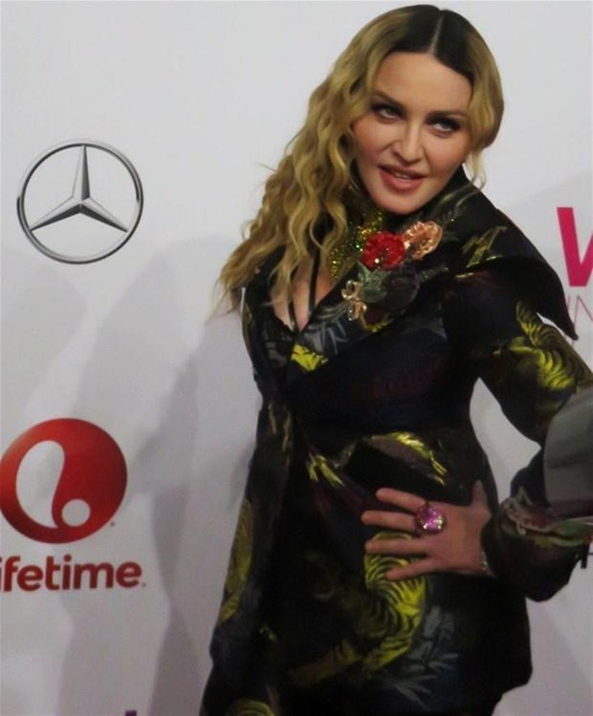 Madonna üstsüz poz verdi! Yer yerinden oynadı...