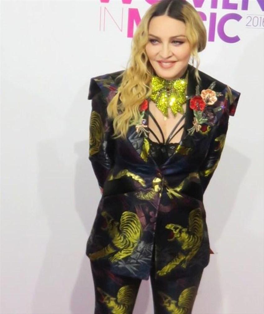 Madonna üstsüz poz verdi! Yer yerinden oynadı...
