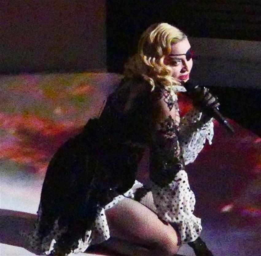 Madonna üstsüz poz verdi! Yer yerinden oynadı...
