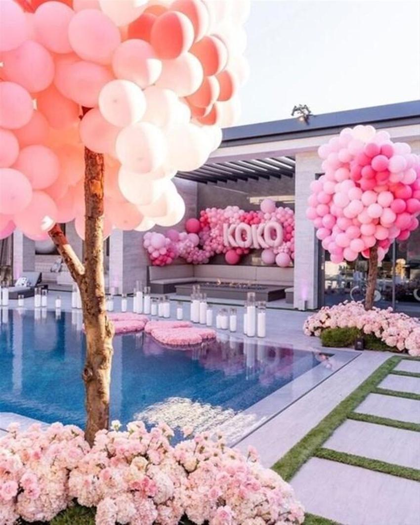 Khloe Kardashian'ın lüks partisi! Maskeli ve dezenfektanlı...