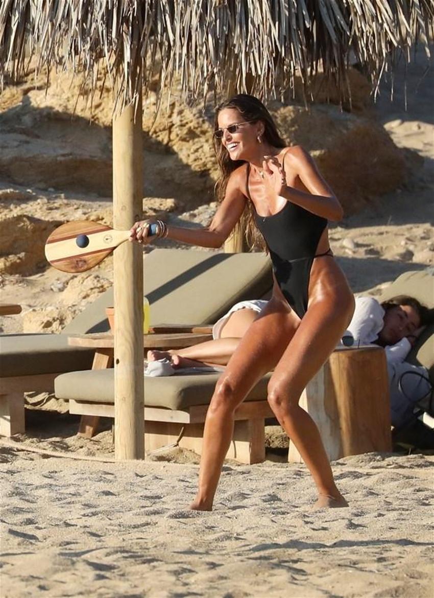 Izabel Goulart tatilin tadını çıkartıyor!