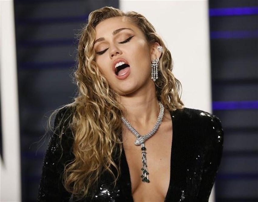 Miley Cyrus oturduğu yerden 1.7 milyon kazandı
