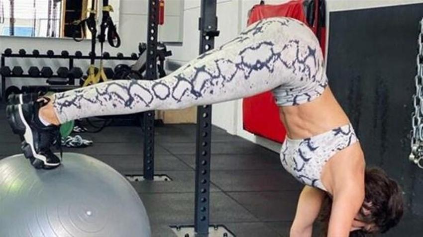Eski yenge Yolanthe Cabau kaslı vücuduyla şov yaptı!