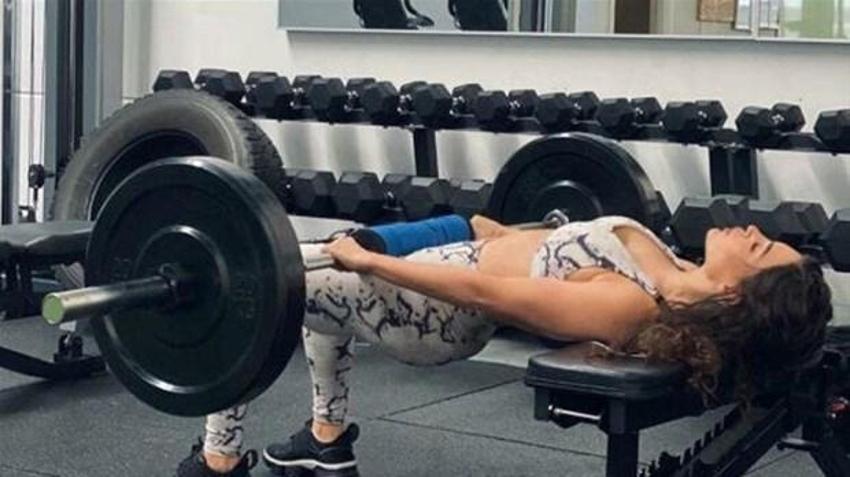 Eski yenge Yolanthe Cabau kaslı vücuduyla şov yaptı!