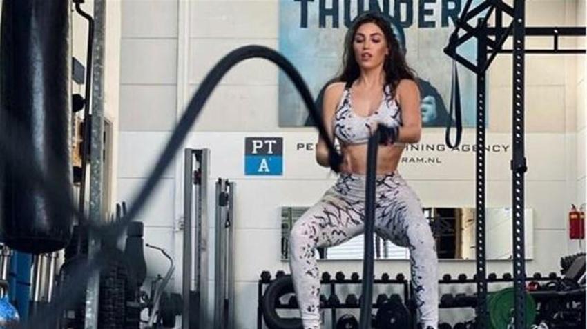 Eski yenge Yolanthe Cabau kaslı vücuduyla şov yaptı!