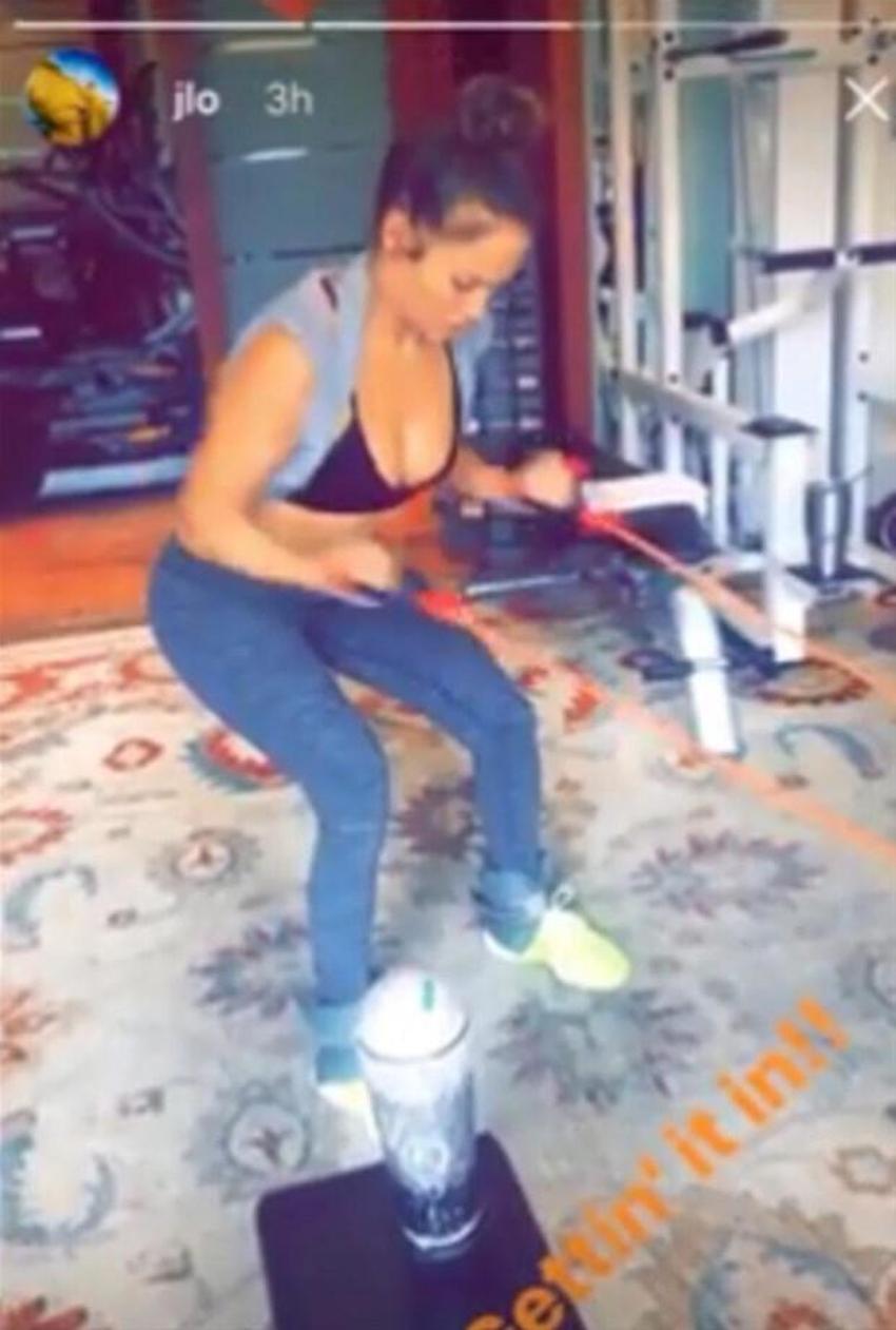 Ne yaptın JLO! Karın kasları...