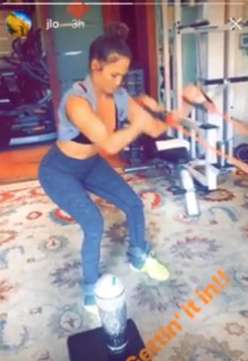 Ne yaptın JLO! Karın kasları...