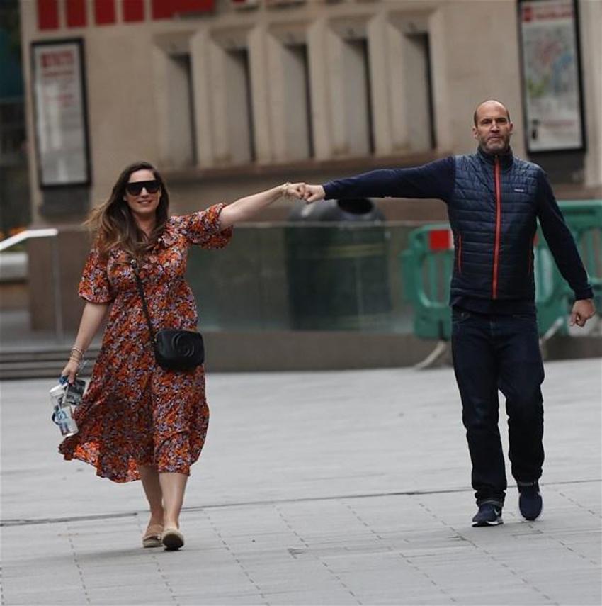 Kelly Brook güle oynaya işine döndü!