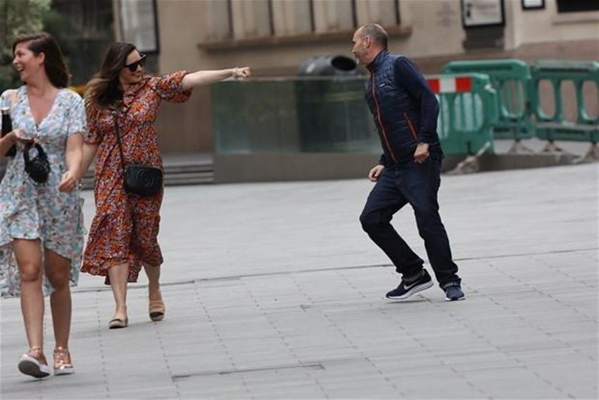 Kelly Brook güle oynaya işine döndü!