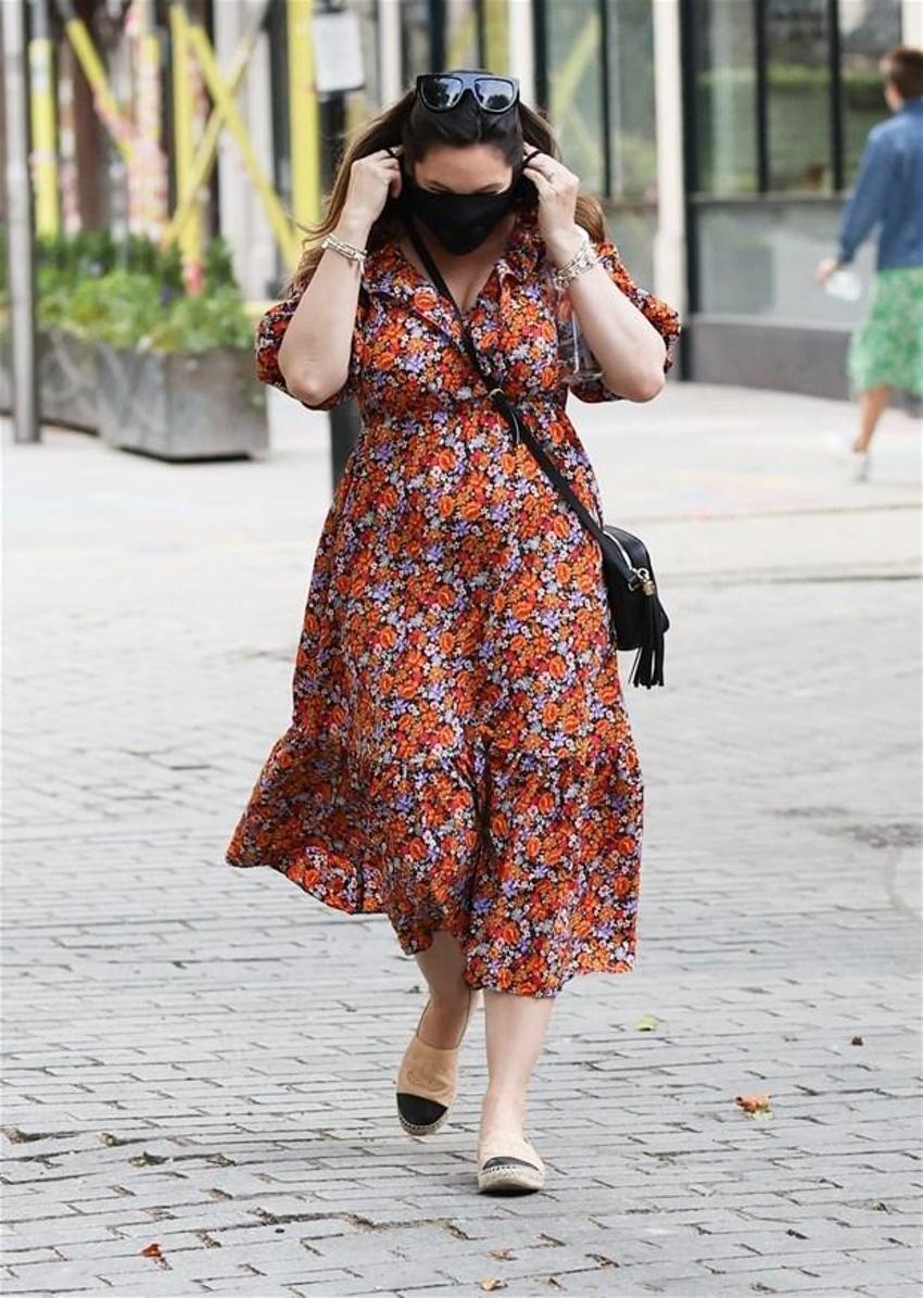 Kelly Brook güle oynaya işine döndü!