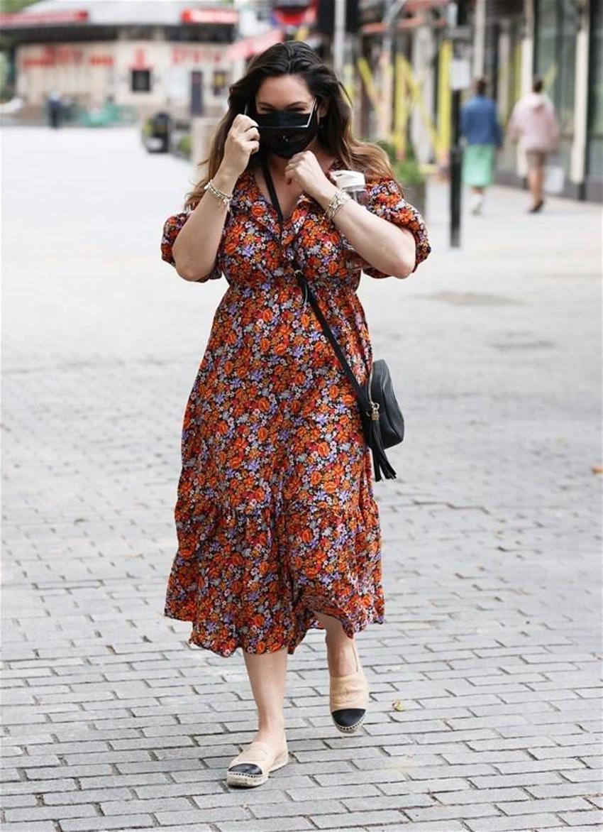Kelly Brook güle oynaya işine döndü!