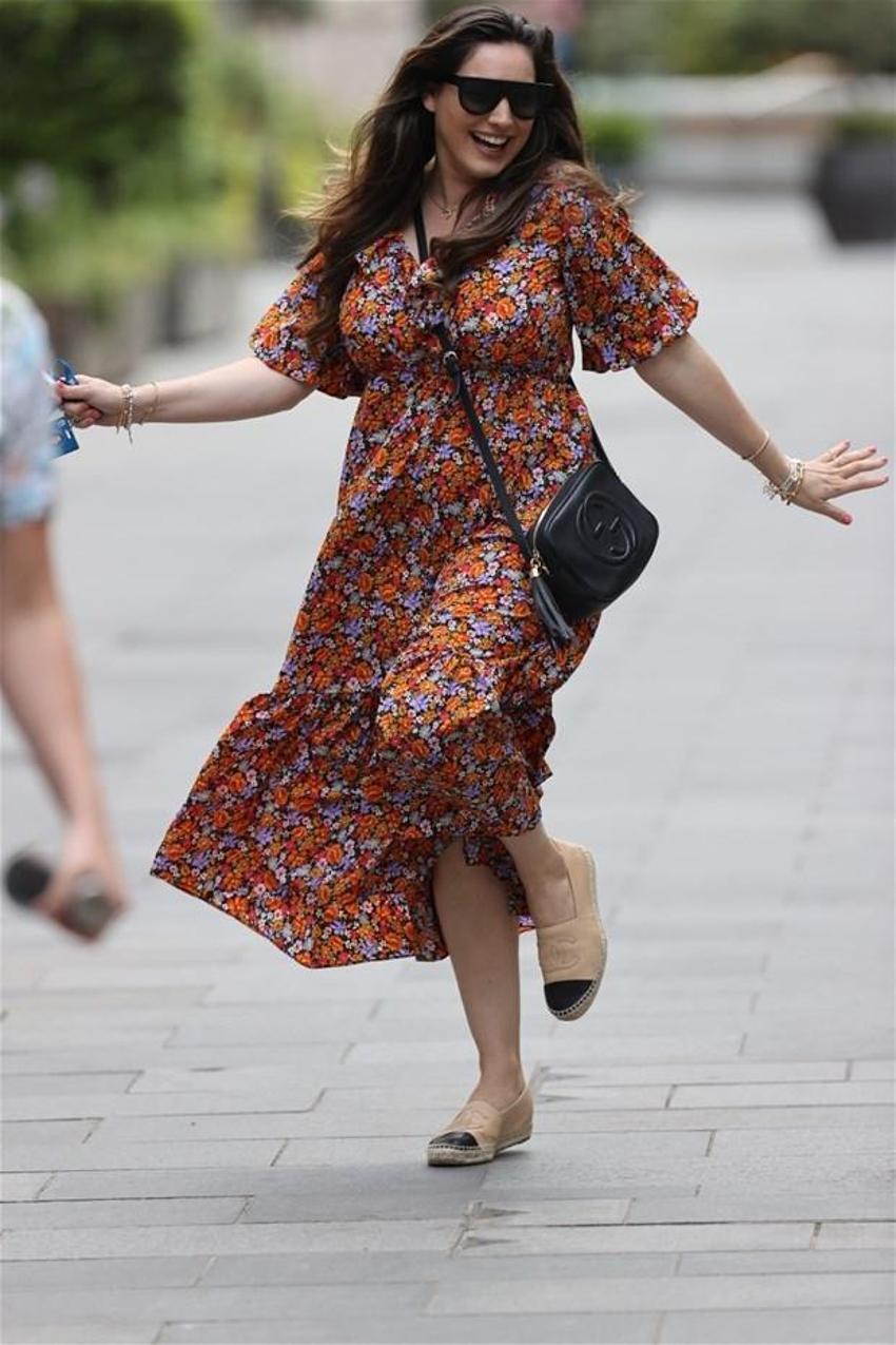 Kelly Brook güle oynaya işine döndü!