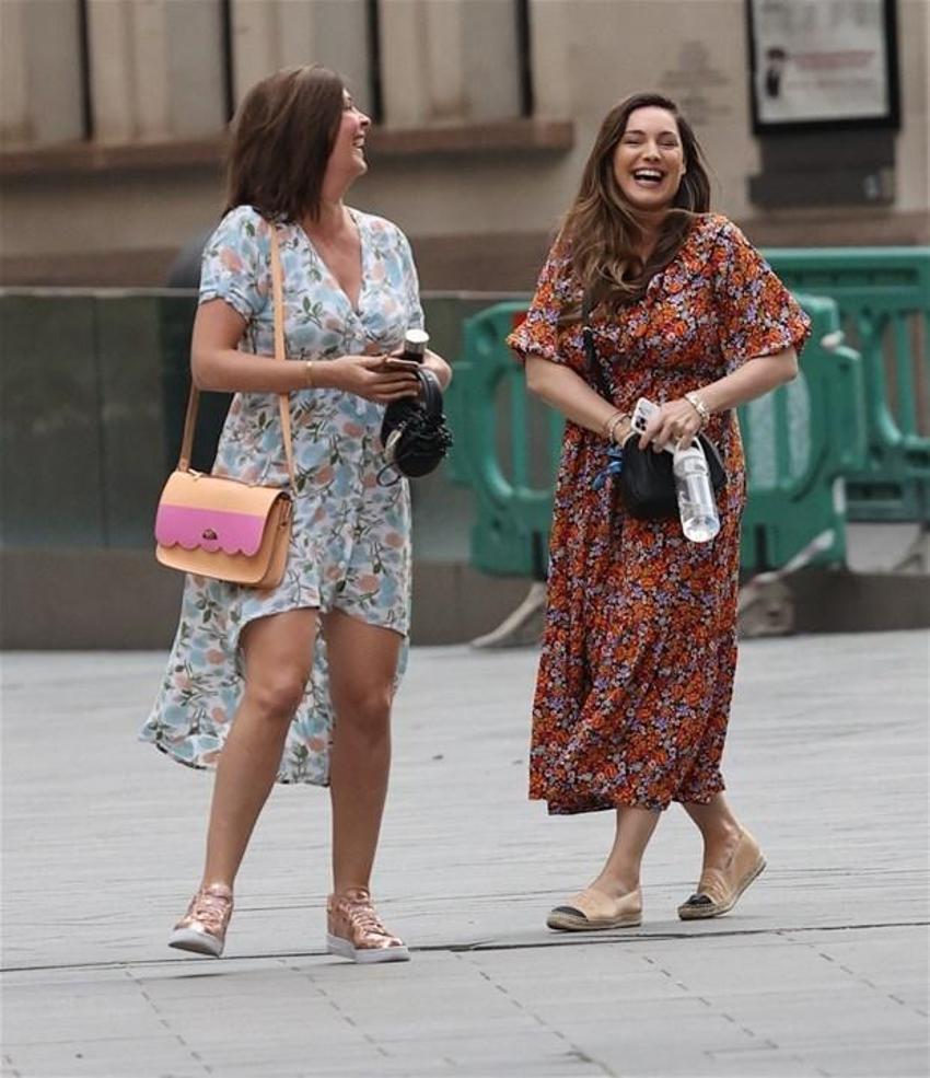 Kelly Brook güle oynaya işine döndü!