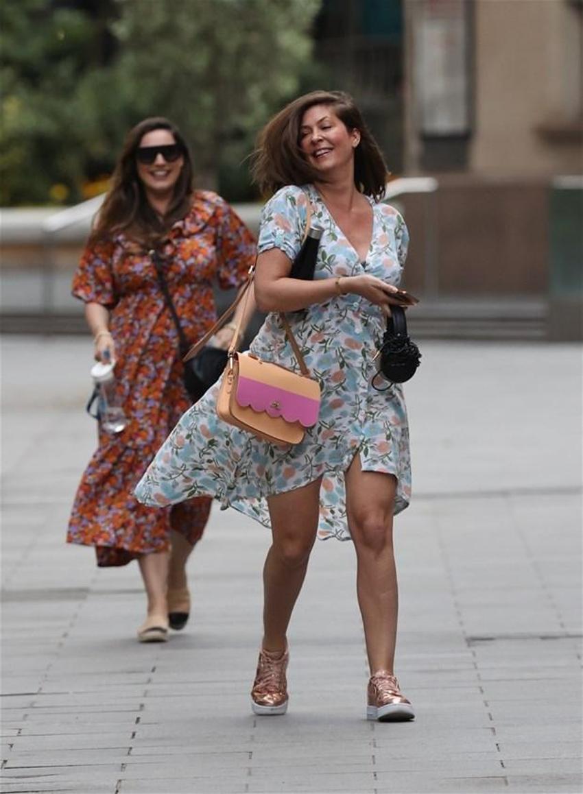 Kelly Brook güle oynaya işine döndü!