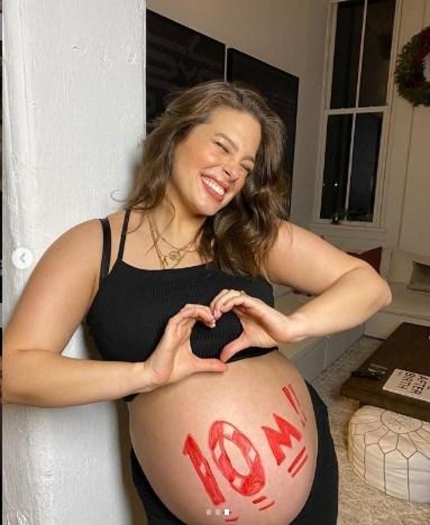 Ashley Graham anne olduktan sonra ilk kez kamera karşısına geçti!