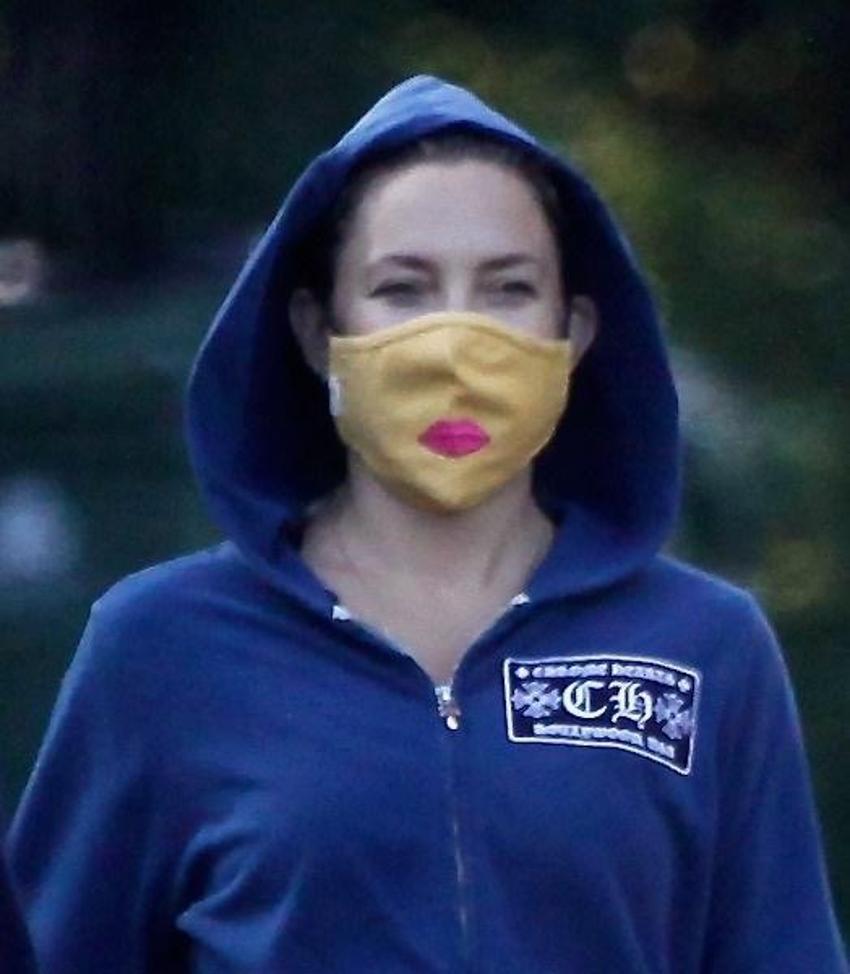 Kate Hudson'dan öpücüklü maske