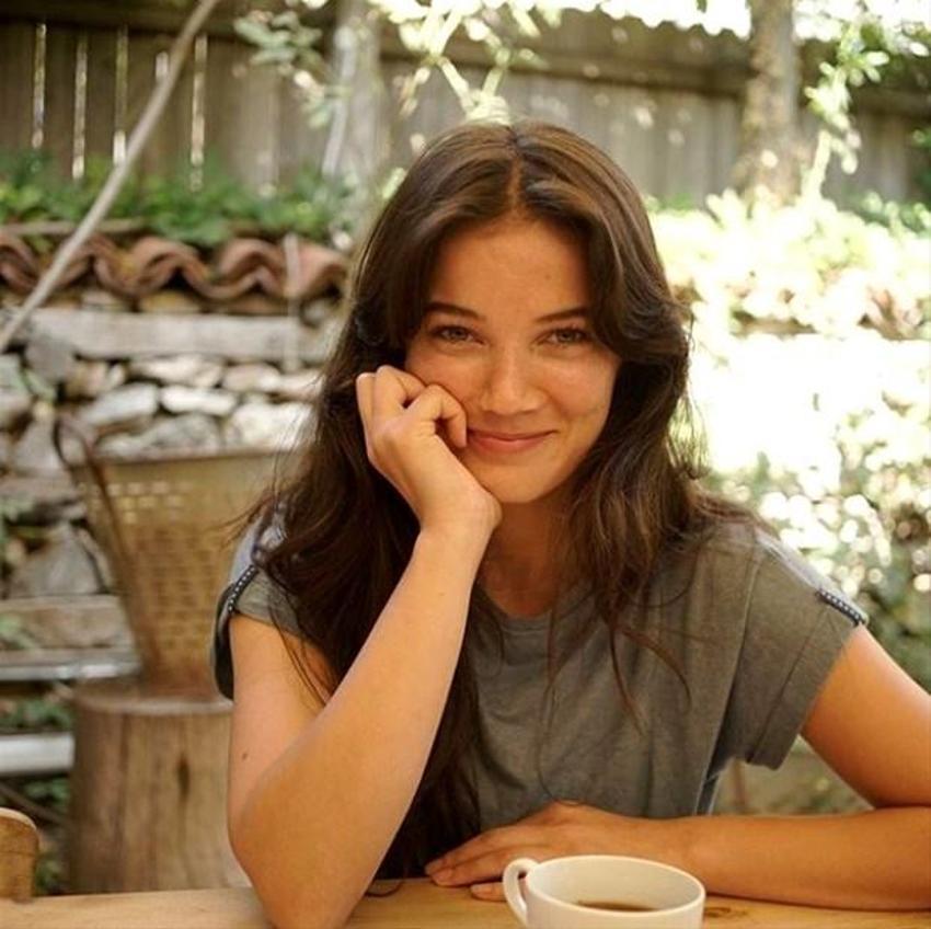 Pınar Deniz doğal pozlarıyla Instagram'ı sallıyor!
