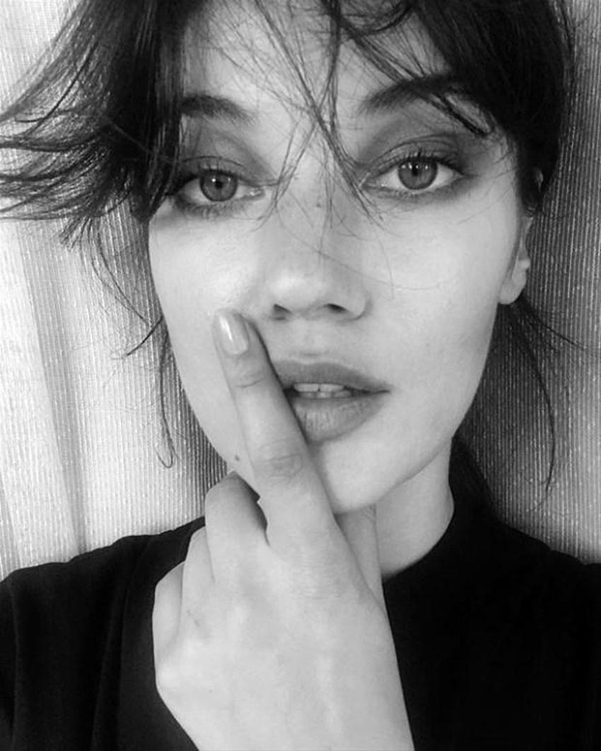 Pınar Deniz doğal pozlarıyla Instagram'ı sallıyor!