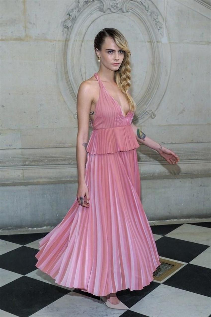 Cara Delevingne telefon numarasını takipçileriyle paylaştı