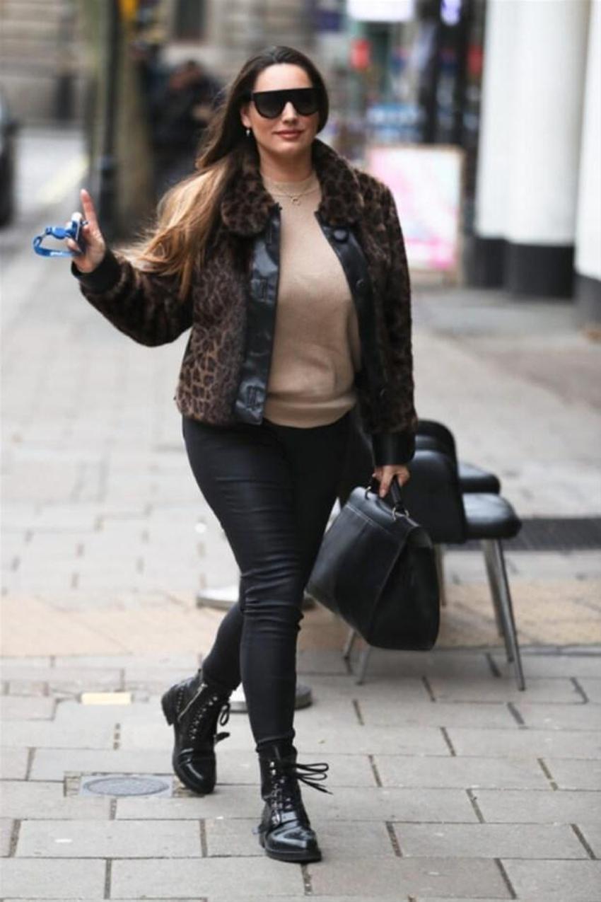 Kelly Brook her sabah işe gidiyor
