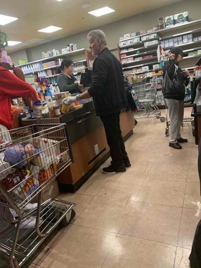 Sylvester Stallone'dan koronavirüse 'eldiven' tedbiri!