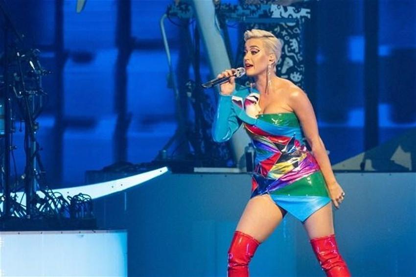 Katy Perry program çekimi sırasında bayıldı