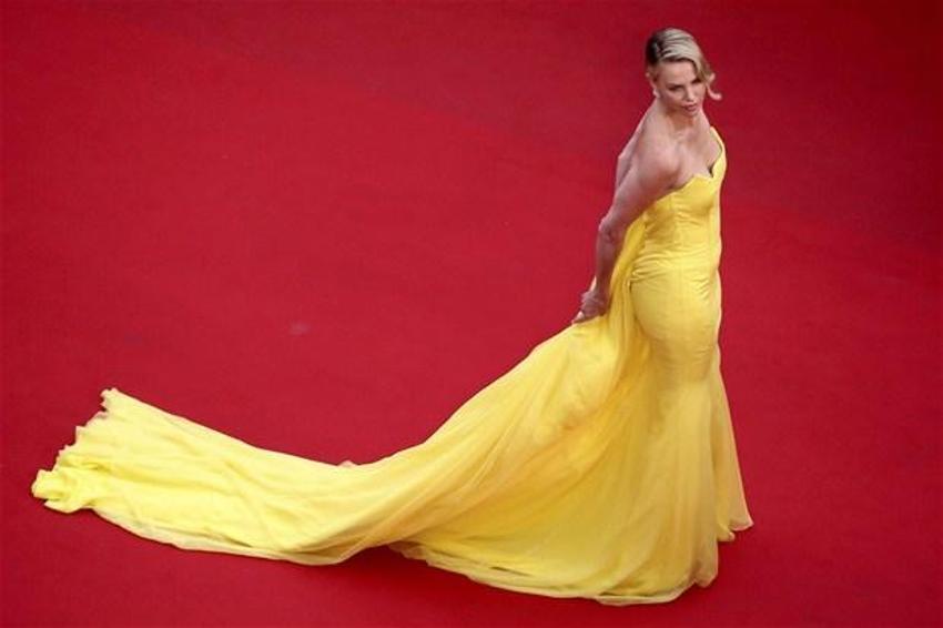 Charlize Theron’a tuhaf teklif: "Burnumla seviş"