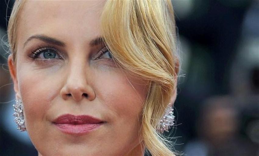 Charlize Theron’a tuhaf teklif: "Burnumla seviş"