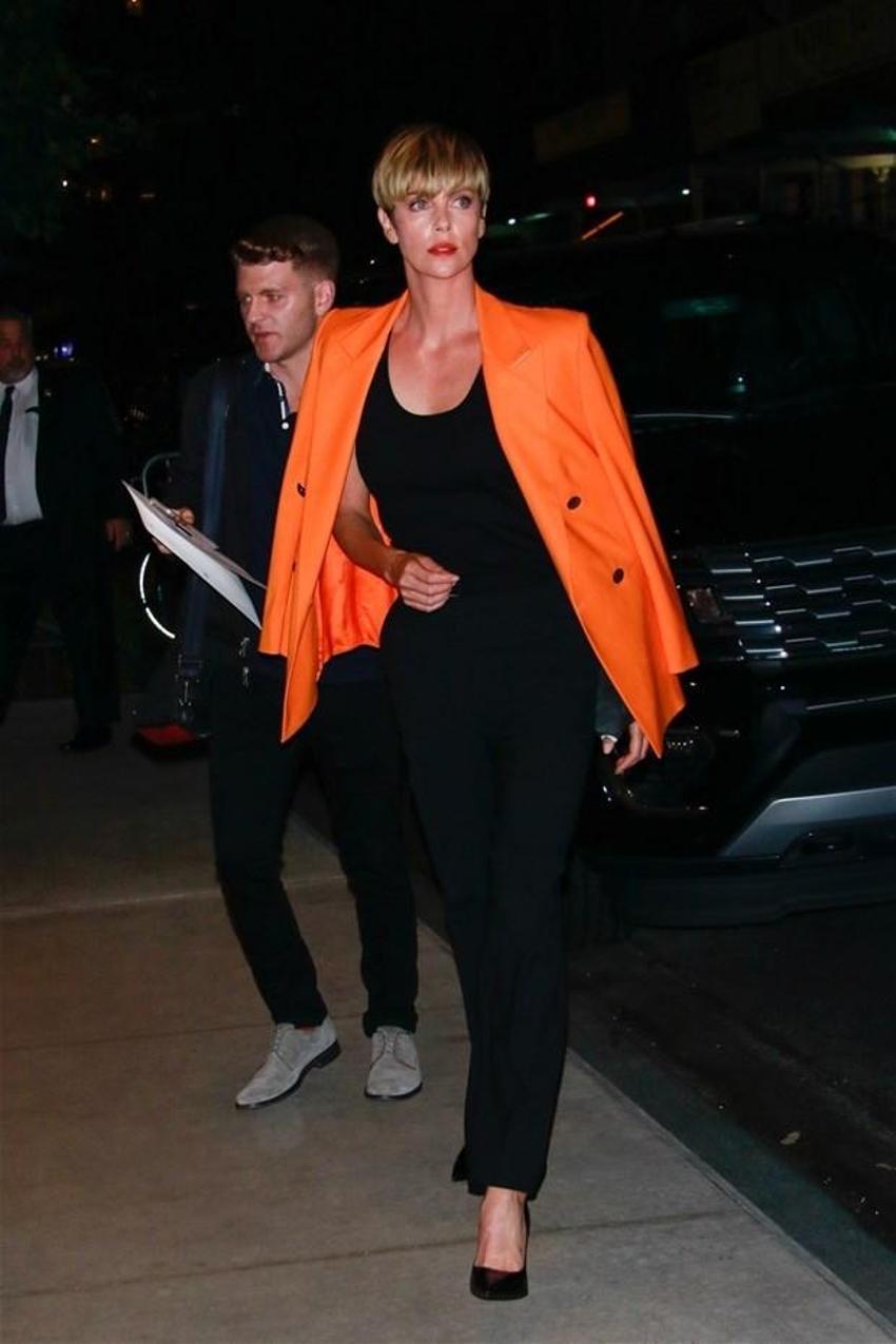 Charlize Theron’a tuhaf teklif: "Burnumla seviş"