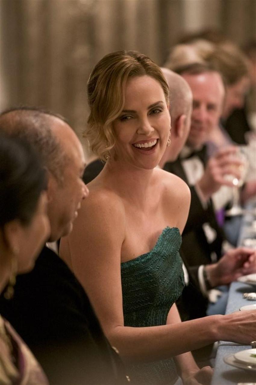 Charlize Theron’a tuhaf teklif: "Burnumla seviş"