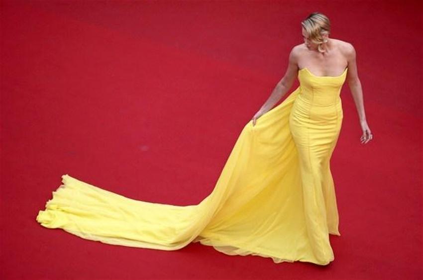 Charlize Theron’a tuhaf teklif: "Burnumla seviş"