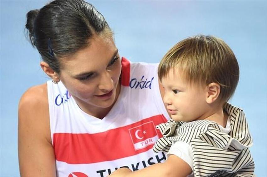 Hem annelik yaptı, hem vizeyi aldı; Naz Aydemir Akyol...