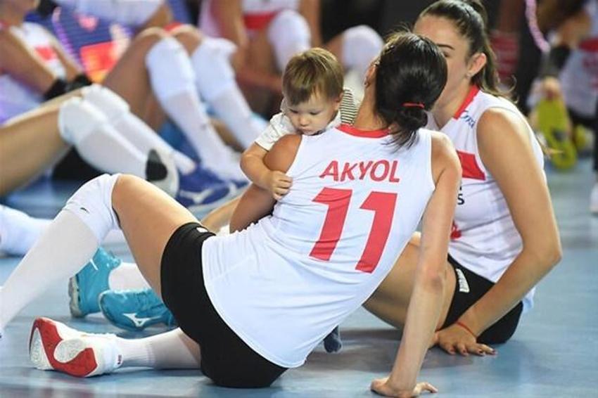 Hem annelik yaptı, hem vizeyi aldı; Naz Aydemir Akyol...