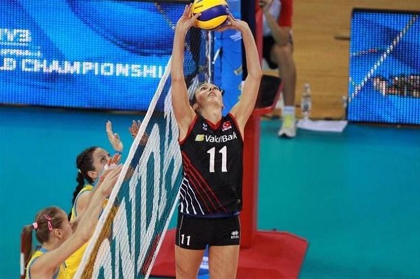 Hem annelik yaptı, hem vizeyi aldı; Naz Aydemir Akyol...